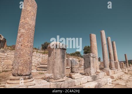 Patara (Pttra). Ruines de l'ancienne ville lycienne Patara. Amphi-théâtre et la salle de réunion de Lycia public. Patara était à la Ligue Lycia (Lycienne)' Banque D'Images