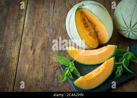 Des melons mûrs juteux sur la table en bois Banque D'Images