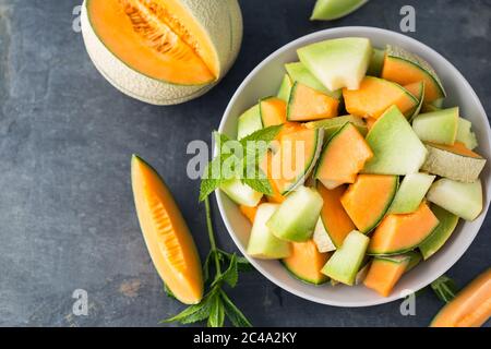 Émincé de melons frais dans l'assiette Banque D'Images