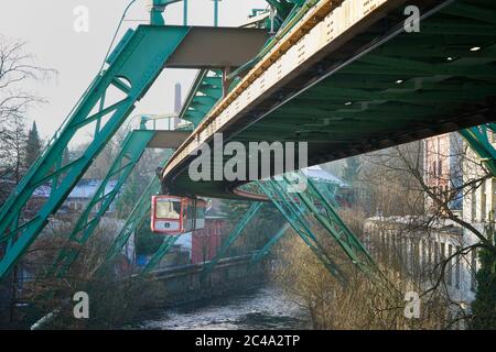 Un train de Wuppertal suspension Railway survole la rivière. Ce système est unique au monde. Banque D'Images