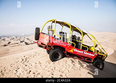 Véhicule tout-terrain sur une dune de sable dans le désert de Huacachina. ICA, Département de l'ICA, Pérou. Banque D'Images