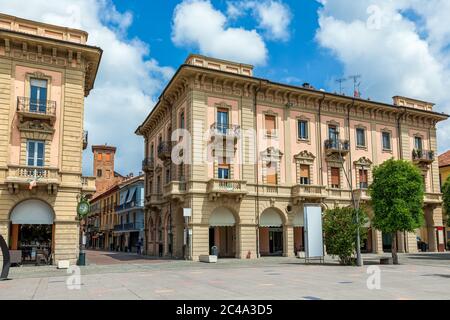 Maisons typiques sur une petite place dans la vieille ville d'Alba dans le Piémont, en Italie du Nord. Banque D'Images