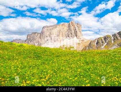 Lastoni de Formin, alias Ponta Lastoi de Formin. Bloc de montagne géant avec prairie et ciel d'été, Dolomites, Italie. Banque D'Images