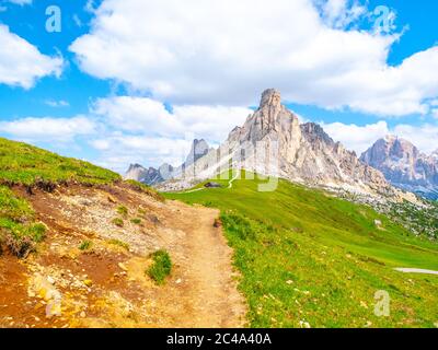 Passo Giau avec le mont Gusela en arrière-plan, Dolomites, ou Dolomiti Mountains, Italie. Banque D'Images