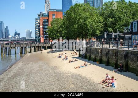 Londres - South Bank - 25 juin 2020 - les Londoniens profitent de la canicule sur la Tamise - photographe : Brian Duffy Banque D'Images