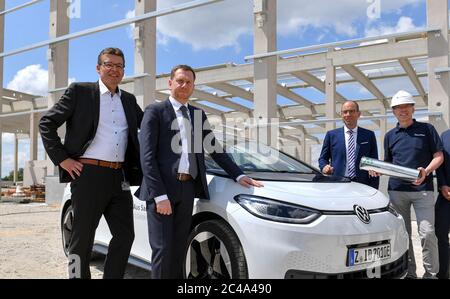25 juin 2020, Saxe, Meerane: Reinhard de Vries (l-r), Directeur général de Volkswagen Sachsen, Michael Kretschmer (CDU), Premier ministre de Sachsen, Lothar Unger (indépendant), Maire de Meerane, et Andreas Menzel de Goldbeck Ost GmbH, ont posé la pierre angulaire d'une nouvelle salle logistique dans le parc industriel de Meerane. Volkswagen Sachsen louera cette salle de 25,000 mètres carrés pour la production des véhicules entièrement électriques de la famille ID. Le développeur du projet Metawerk prévoit la création d'au moins 2,000 emplois dans le parc industriel d'ici 2022, avec un investissement d'environ 700 millions d'euros. S Banque D'Images