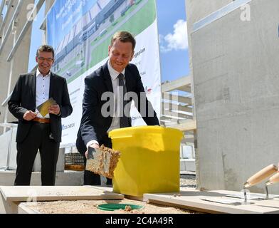 25 juin 2020, Saxe, Meerane: Reinhard de Vries (l), Directeur général de Volkswagen Sachsen, et Michael Kretschmer (CDU), Premier ministre de Saxe, ont posé la pierre d'assise d'une nouvelle salle logistique dans le Parc industriel de Meerane. Volkswagen Sachsen louera cette salle de 25,000 mètres carrés pour la production des véhicules entièrement électriques de la famille ID. Le développeur du projet Metawerk prévoit la création d'au moins 2,000 emplois dans le parc industriel d'ici 2022, avec un investissement d'environ 700 millions d'euros. Six entreprises des secteurs de la logistique et de l'automobile ont déjà été implantées Banque D'Images