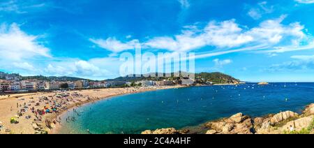 Plage de Tossa de Mar dans une belle journée d'été, Costa Brava, Catalogne, Espagne Banque D'Images