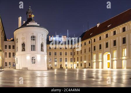 Chapelle de la Sainte Croix sur la deuxième cour du château de Prague la nuit, Prague, République Tchèque. Banque D'Images