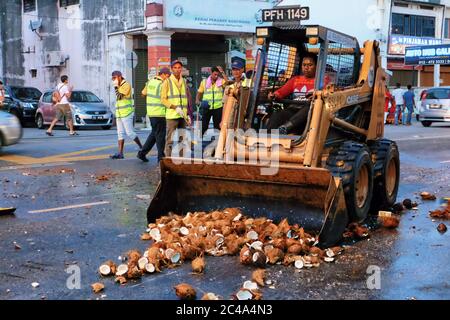 Penang, Malaisie - 8 février 2017. Des machines ont été utilisées pour dégager la route après la cérémonie de la noix de coco à la veille de Tailpusam. Banque D'Images