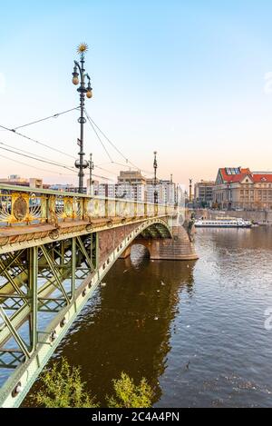 Pont Cech sur la rivière Vlatava à Prague, République tchèque. Banque D'Images
