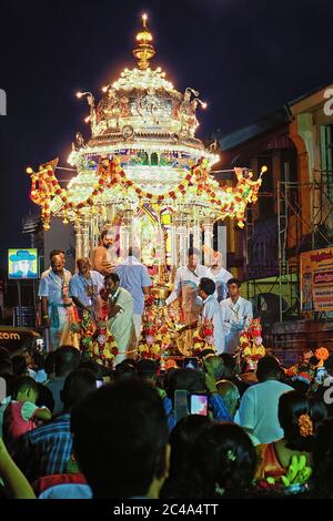 Penang, Malaisie - 8 février 2017. Le char argenté portant la statue de Lord Murugan arrive sur la route de Datuk Keramat. Le Thaipusam est célébré chaque année par Banque D'Images