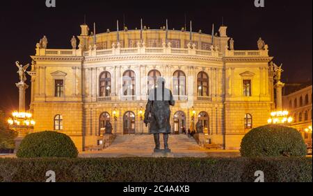 Bâtiment de Rudolfinum avec statue du compositeur Antonin Dvorak de l'arrière. Prise de vue de nuit. Célèbre salle de concert et siège de l'Orchestre philharmonique tchèque, Prague, République tchèque. Banque D'Images