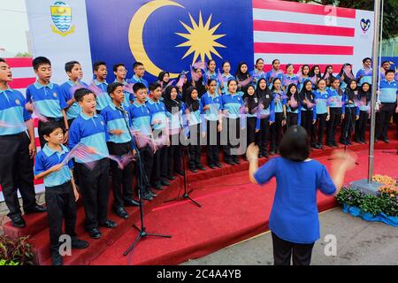 Georgetown, Penang - 31 août 2016 : un groupe de membres de chœur se produit sur une scène avec effet de flou dû à la technique de longue exposition. Malaisie Banque D'Images