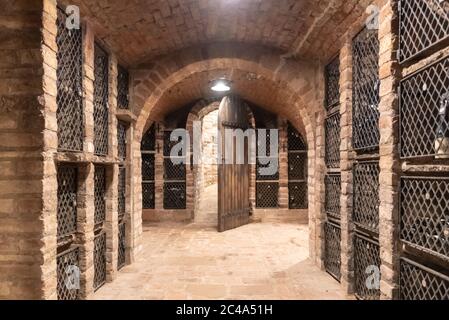 Ancienne cave à vin avec boîtes de stockage et portes en bois d'époque ouvertes. Banque D'Images