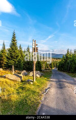 Panneau touristique au milieu du paysage de montagne, montagnes Giant, Krkonose, République tchèque. Banque D'Images