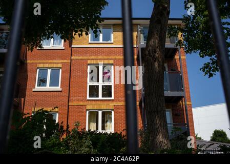 Pour la vente signer dans un bloc nouvellement construit d'appartements pour les personnes âgées de retraite Churchill vivant à Portswood Southampton. Banque D'Images