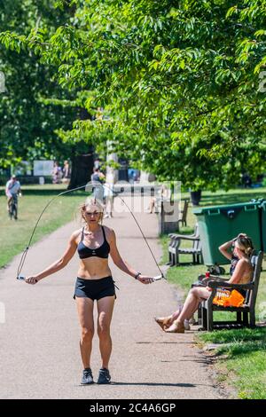 Londres, Royaume-Uni. 25 juin 2020. Une salle de sport extérieure - profiter du soleil dans le parc St James le jour probablement le plus chaud de l'année. Le « verrouillage » continue d'être assoupli. Crédit : Guy Bell/Alay Live News Banque D'Images