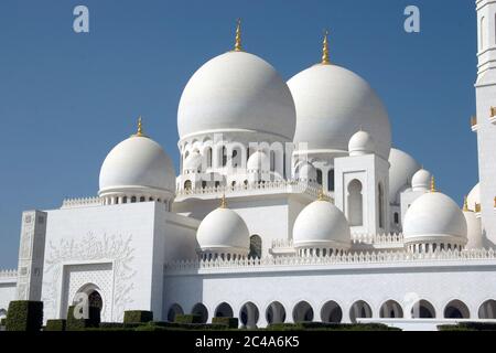 Dômes et minarets de la Grande Mosquée Sheikh Zayed, Abu Dhabi, Émirats arabes Unis Banque D'Images