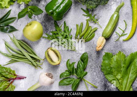 Mise à plat série d'un assortiment de légumes aux couleurs verte, produits bio frais et légumes crus Banque D'Images