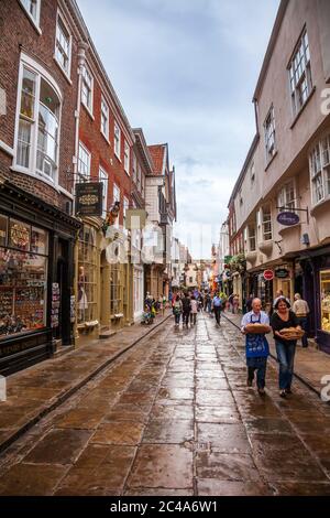 Vue sud-ouest en bas de Stonegate dans les Shambles à York, Angleterre Banque D'Images