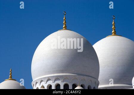 Dômes de la Grande Mosquée Sheikh Zayed, Abu Dhabi, Émirats Arabes Unis Banque D'Images