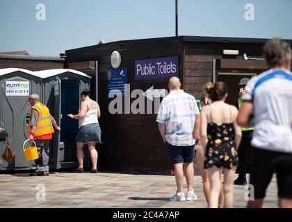 Southend on Sea, Angleterre -25 juin. Les gens font la queue pour utiliser les toilettes une grande foule de gens se rassemblent à Southend on Sea, Essex pour profiter du temps glorieux du Royaume-Uni. (Crédit : Jacques Feeney | MI News) crédit : MI News & Sport /Alay Live News Banque D'Images