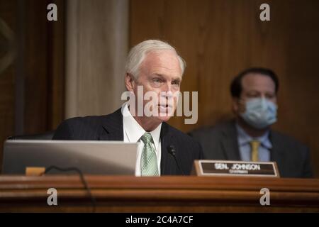 Washington, États-Unis. 25 juin 2020. Président le sénateur américain Ron Johnson (R-WI) parle lors d'une audience de surveillance du Comité sénatorial de la sécurité intérieure et des affaires gouvernementales qui examine le CBP (US Customs and Border protection) à Capitol Hill, à Washington, DC, le jeudi 25 juin 2020. Photo de piscine par Alexander Drago/UPI crédit: UPI/Alay Live News Banque D'Images