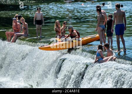 Un homme fait du kayak dans le comté de Warleigh dans le Somerset. Banque D'Images