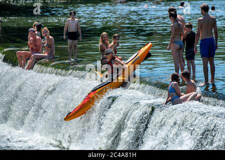 Un homme fait du kayak dans le comté de Warleigh dans le Somerset. Banque D'Images