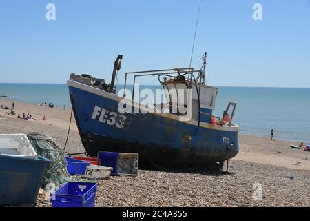 Les visiteurs de Hastings n'ont aucun problème avec la distance sociale le jour le plus chaud de l'année jusqu'à ce que la vague de chaleur du Royaume-Uni continue. Banque D'Images