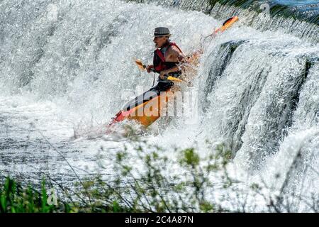 Un homme fait du kayak dans le comté de Warleigh dans le Somerset. Banque D'Images