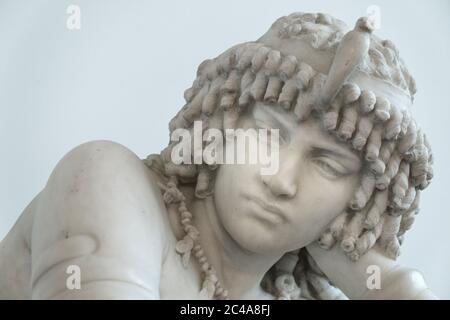 Vue de face de la statue en marbre de l'ancienne reine égyptienne Cléopâtre, réalisée par Girolamo Masini en 1882, à l'exposée dans la Galleria di Arte Moderna de Rome Banque D'Images