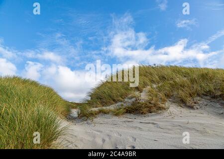 Dunes de sable couvertes d'herbes marines sur l'île Hebridean de North Uist Banque D'Images