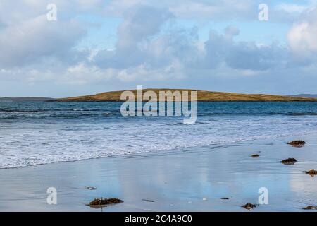 Vue depuis Clachan Sands sur l'île Hebridée de North Uist Banque D'Images