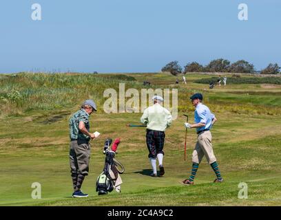 Aberlady, East Lothian, Écosse, Royaume-Uni, 25 juin 2020. Météo au Royaume-Uni : le soleil brûlant du parcours de golf Craigielaw fait découvrir aux hommes vêtus plus des quatre pour jouer une partie de golf Banque D'Images