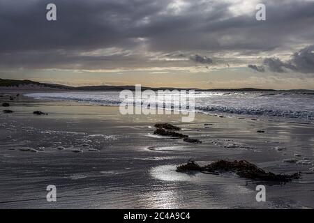 La lumière du soleil scintille sur la plage de sable, à Clachan Sands, sur l'île Hebridean de North Uist Banque D'Images