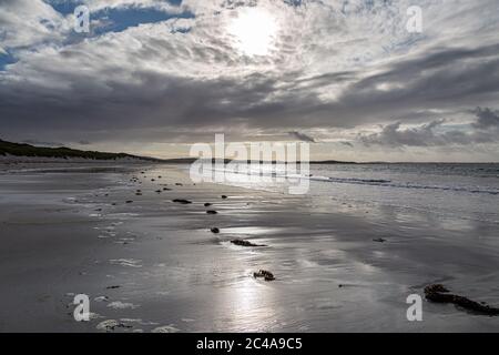 Lumière du soleil se reflétant dans le sable humide, à Clachan Sands, sur l'île Hebridean de North Uist Banque D'Images