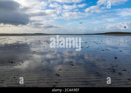 Réflexions dans l'eau à marée basse, à Clachan Sands sur l'île de North Uist Banque D'Images