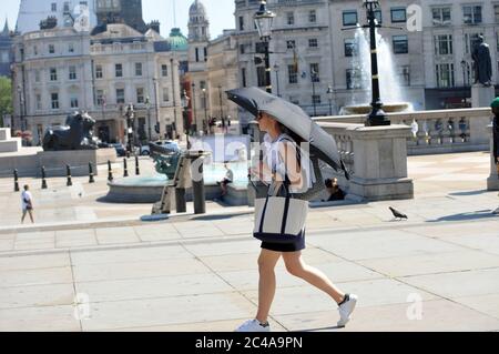 Londres, Royaume-Uni. 25 juin 2020. Sun à Trafalgar Square le jour le plus chaud de l'année. Credit: JOHNNY ARMSTEAD/Alamy Live News Banque D'Images
