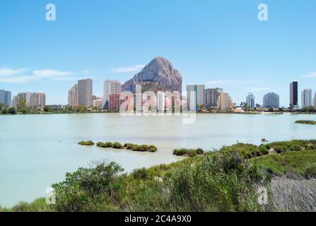 En traversant le lac salé, vue à distance sur le parc naturel Penon de Ifach ou Penyal de IFAC et les bâtiments côtiers de haute élévation à Calp Calpe Popul touristique espagnol Banque D'Images