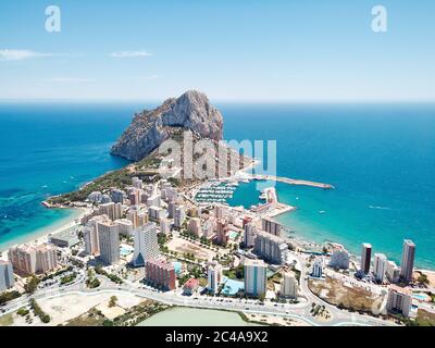 Photo aérienne Parc naturel de Penyal d'IFAC, paysage urbain de Calpe turquoise eaux de la Méditerranée, bâtiments résidentiels. Province Alicante, Espagne Banque D'Images