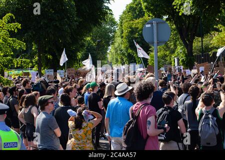 Dublin / Irlande - 1er juin 2020 : des milliers de personnes ont défilé à travers Dublin en solidarité avec les personnes de Black Lives Matter protestataires aux États-Unis. Banque D'Images