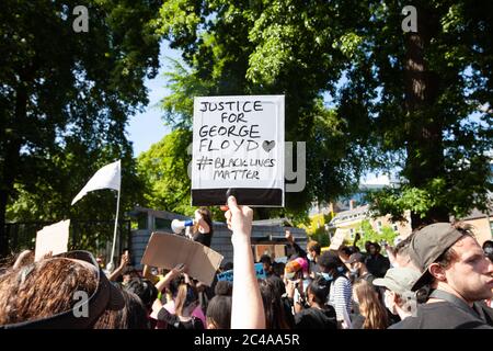 Dublin / Irlande - 1er juin 2020 : des milliers de personnes ont défilé à travers Dublin en solidarité avec les personnes de Black Lives Matter protestataires aux États-Unis. Banque D'Images