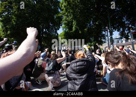 Dublin / Irlande - 1er juin 2020 : des milliers de personnes ont défilé à travers Dublin en solidarité avec les personnes de Black Lives Matter protestataires aux États-Unis. Banque D'Images