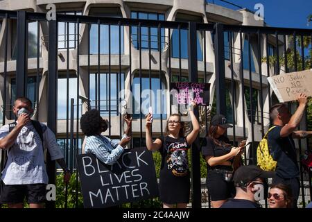 Dublin / Irlande - 1er juin 2020 : des milliers de personnes ont défilé à travers Dublin en solidarité avec les personnes de Black Lives Matter protestataires aux États-Unis. Banque D'Images