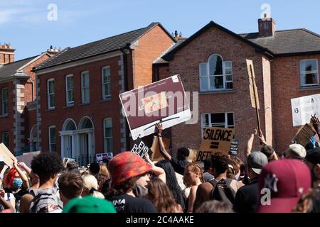 Dublin / Irlande - 1er juin 2020 : des milliers de personnes ont défilé à travers Dublin en solidarité avec les personnes de Black Lives Matter protestataires aux États-Unis. Banque D'Images