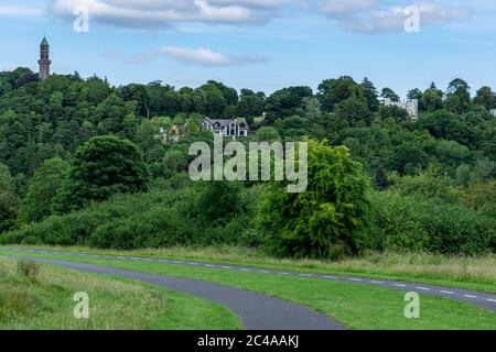 Waterstown Park, un grand parc public de Palmerstown avec la tour de l'horloge du domaine de Farmleigh sur la gauche et l'école de Mount Sackville sur la droite. Banque D'Images