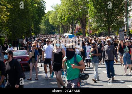 Dublin / Irlande - 1er juin 2020 : des milliers de personnes ont défilé à travers Dublin en solidarité avec les personnes de Black Lives Matter protestataires aux États-Unis. Banque D'Images