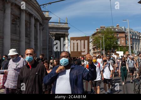 Dublin / Irlande - 1er juin 2020 : des milliers de personnes ont défilé à travers Dublin en solidarité avec les personnes de Black Lives Matter protestataires aux États-Unis. Banque D'Images